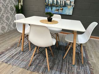 Mesa blanca con 4 sillas