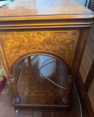 Mesa de madera oscura con cajones