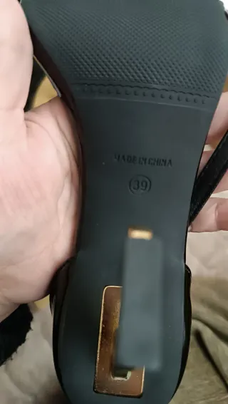 Zapatos de tacón negros con detalle dorado