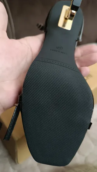 Zapatos de tacón negros con detalle dorado