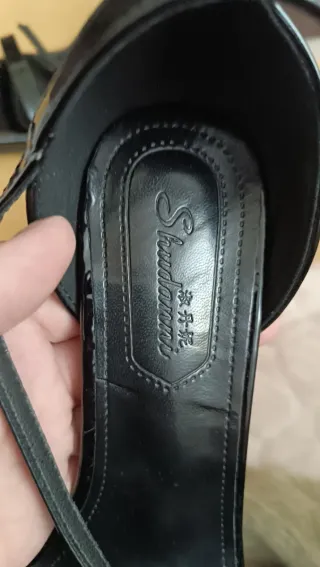 Zapatos de tacón negros con detalle dorado