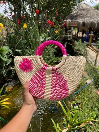 Bolso tejido a mano con flor roja