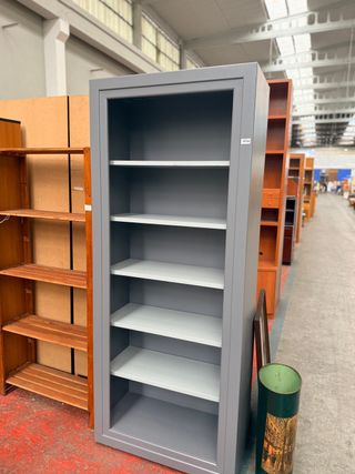 Estantería gris