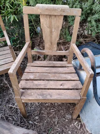Sillón de madera rústico