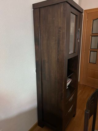 Mueble alto de madera oscuro