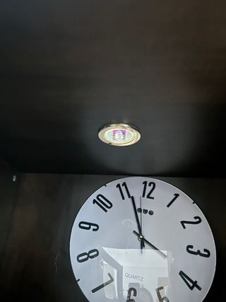 Mueble alto de madera oscuro