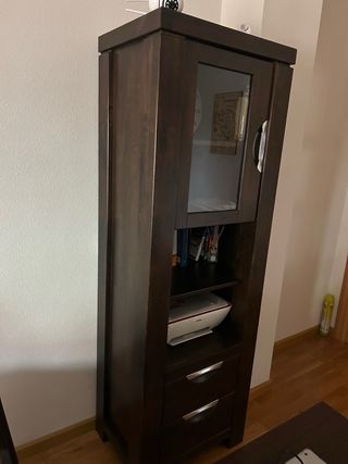 Mueble alto de madera oscuro