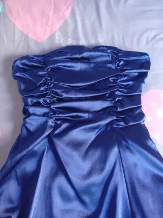 Vestido de fiesta azul satinado