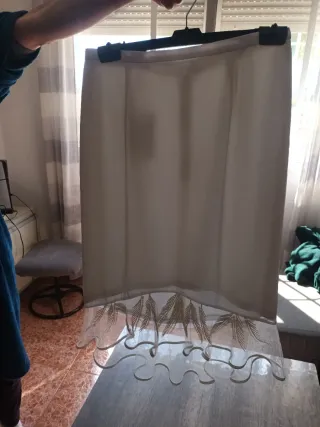Falda blanca para celebraciones.
