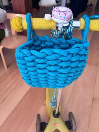 Patinete Micro con cesta azul
