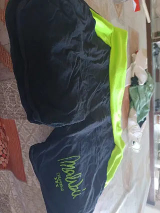 Pantalón corto elástico negro y verde