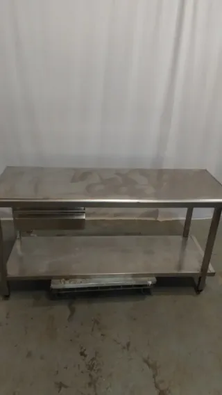 Mesa de trabajo de acero con cajón