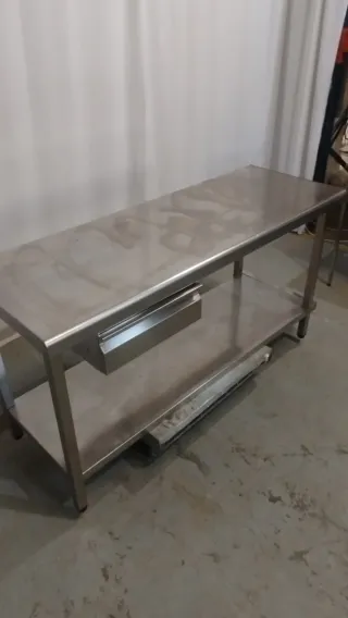 Mesa de trabajo de acero con cajón