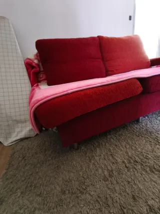 Sofá de tela rojo y rosa