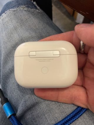 Apple AirPods Pro rotte , leggi