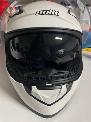 Casco de moto blanco con visera