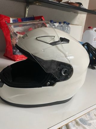 Casco de moto blanco con visera