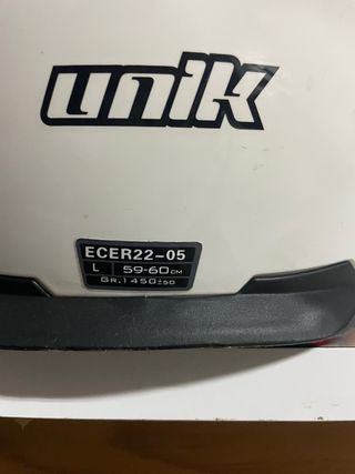 Casco de moto blanco con visera