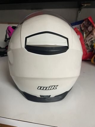 Casco de moto blanco con visera