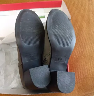 Botines grises Anna Field con tachuelas