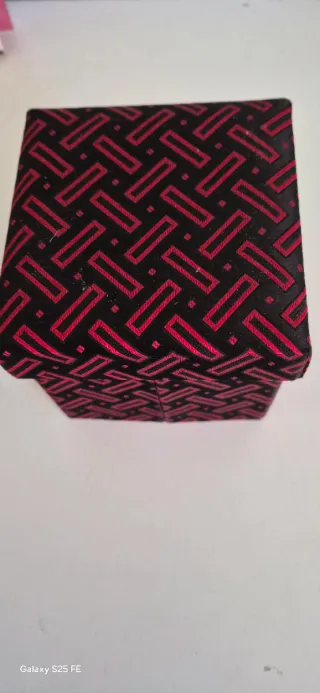 Corbata y gemelos negros y rojos