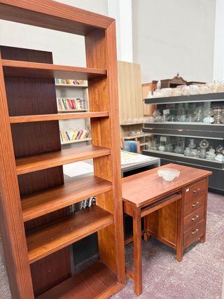 Escritorio de madera con cajones
