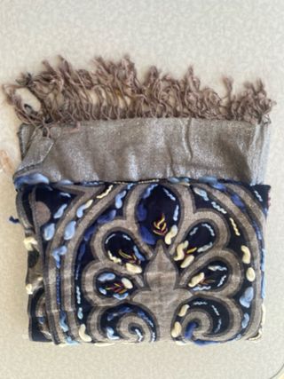 Chal mujer azul y gris con bordados