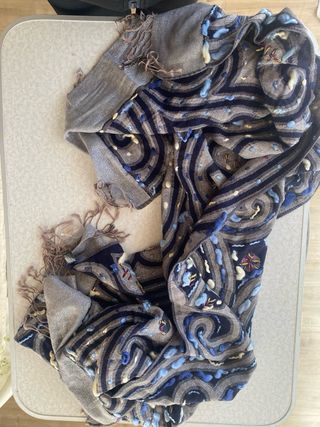 Chal mujer azul y gris con bordados