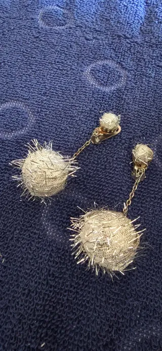 Pendientes largos plateados con esferas