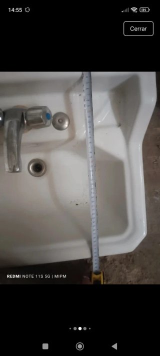 Lavabo de baño antiguo de cerámica