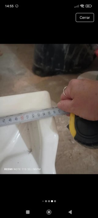 Lavabo de baño antiguo de cerámica