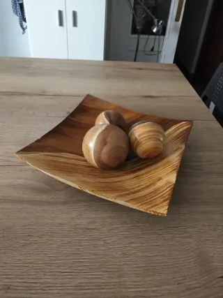 Centro de mesa madera con esferas