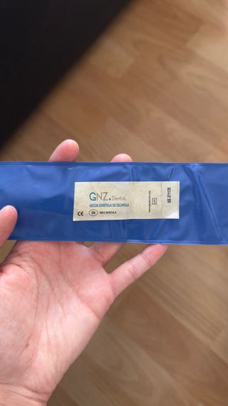 Taza de goma flexible con espátula para escayola