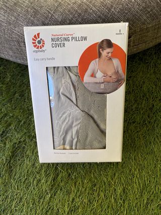 Cojín de lactancia Ergobaby con dos fundas.