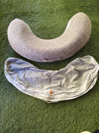 Cojín de lactancia Ergobaby con dos fundas.