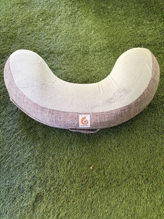 Cojín de lactancia Ergobaby con dos fundas.