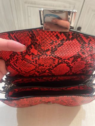Bolso de piel serpiente rojo y negro