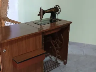 Máquina de coser Singer antigua con mueble