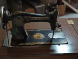 Máquina de coser Singer antigua con mueble