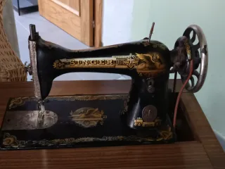 Máquina de coser Singer antigua con mueble
