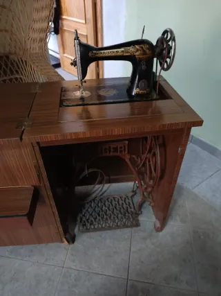 Máquina de coser Singer antigua con mueble