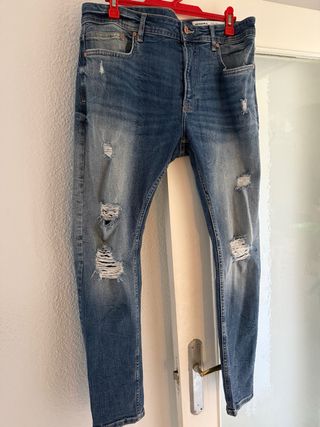 Vaqueros Bershka desgastados azules