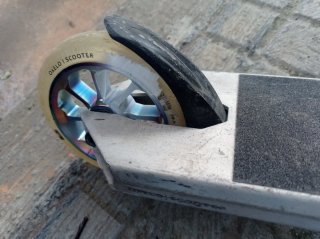 Patinete freestyle con ruedas arcoíris