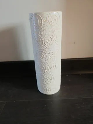 Jarrón blanco con diseño de espirales