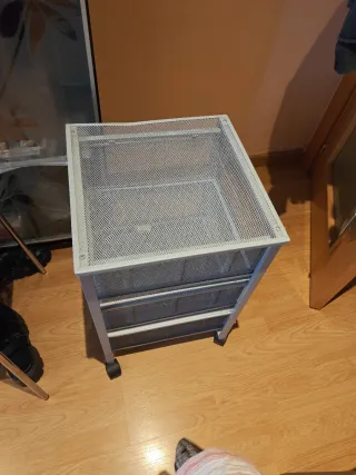 Mueble archivador metálico con ruedas