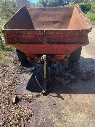 Remolque de tractor con volquete hidraulico.