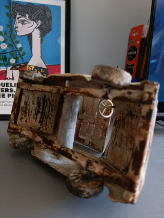 Coche de hojalata o hierro antiguo