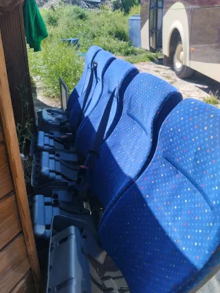 Asiento doble azul con cinturon