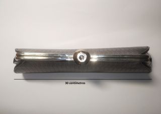 Bolso de mano negro con cierre metálico