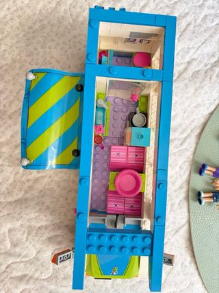Autocaravana LEGO Friends con accesorios
